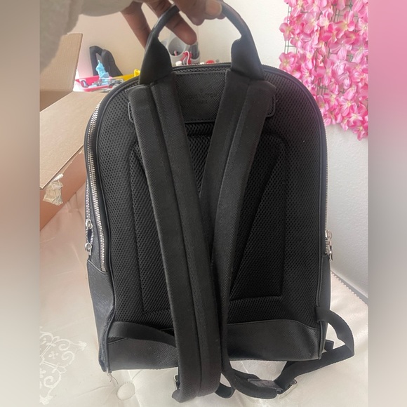 Authentic Louis Vuitton black Taiga Adrian Backpack - Picture 4 of 16